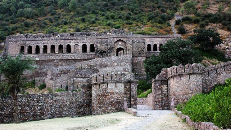 Discover the hidden treasures of Sariska: ancient temples, haunted forts, and tigers